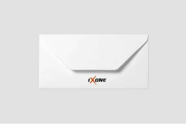 Weißer Briefumschlag mit ixOne-Logo