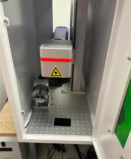 Lasergravur-Maschine für Visitenkarten in unserer Werkstatt