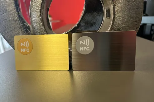 Metall-Visitenkarten mit NFC in Gold und Silber