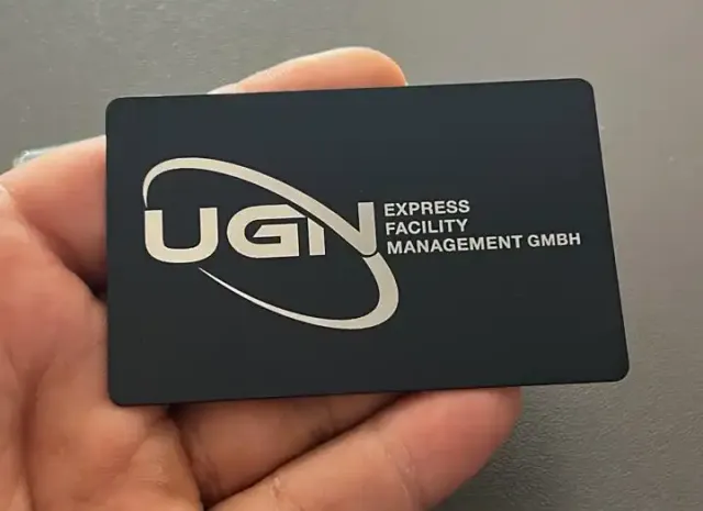 Gravierte NFC-Visitenkarten aus Metall und PVC