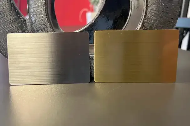 PVC-Visitenkarten mit NFC in Gold und Silber