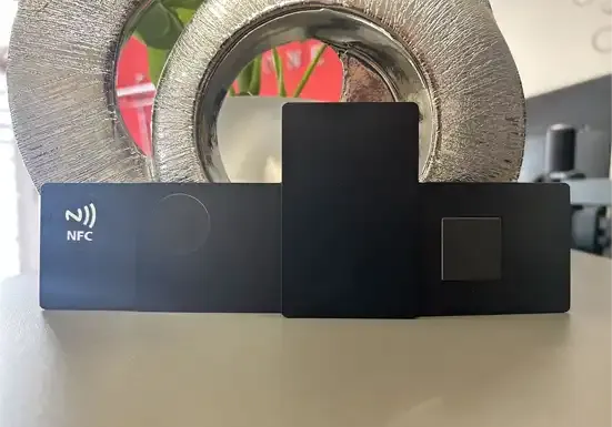 Schwarze NFC-Metallvisitenkarten mit Lasergravur