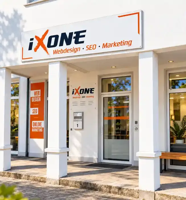 Außenansicht des ixOne-Büros mit Firmenschild und Eingang